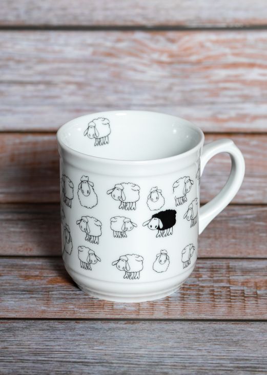 Becher mit Schafmotiv